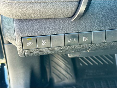 Used 2018 Toyota Camry SE w/ Moonroof Package FWD image 9