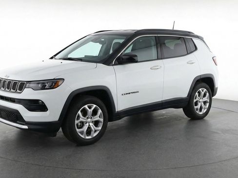 Used 2025 Jeep Compass Latitude image 3