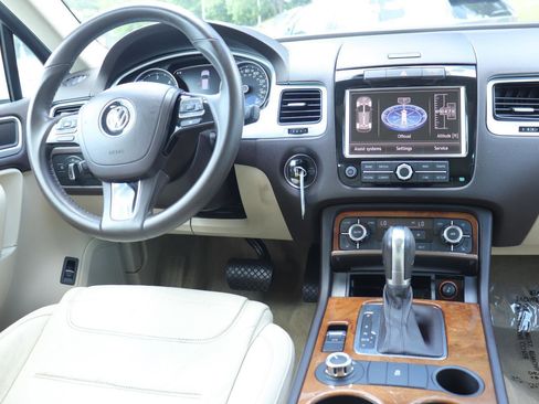 Used 2013 Volkswagen Touareg TDI AWD/4WD image 28