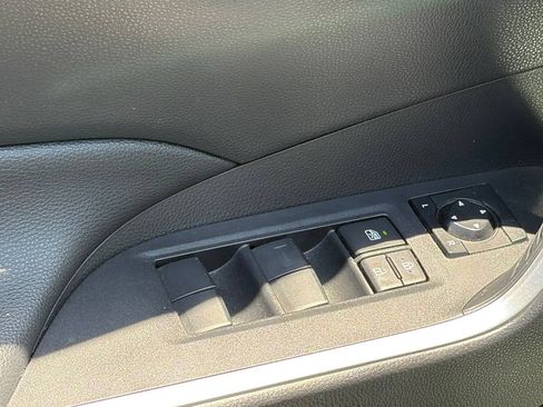 Used 2019 Toyota RAV4 LE w/ Carpet Mat Package FWD image 7