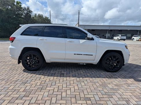 Used 2022 Jeep Grand Cherokee Laredo X image 12