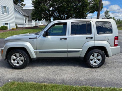 Used 2009 Jeep Liberty Sport w/ Popular Equipment Group AWD/4WD image 3