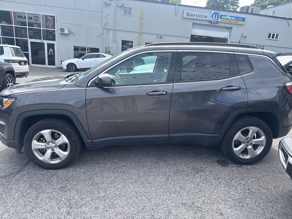 Used 2019 Jeep Compass Latitude w/ Cold Weather Group AWD/4WD image 3