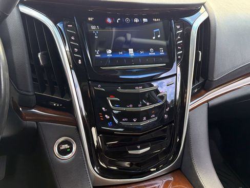 Used 2019 Cadillac Escalade Luxury AWD/4WD image 18