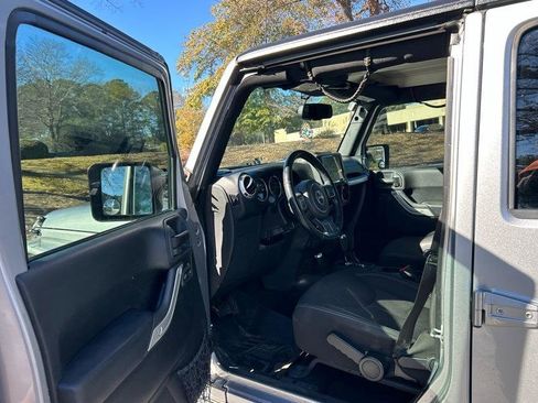 Used 2016 Jeep Wrangler Unlimited Sahara w/ Connectivity Group AWD/4WD image 11