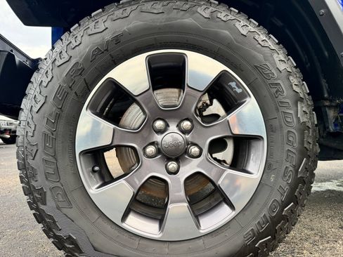 Used 2019 Jeep Wrangler Unlimited Sahara AWD/4WD image 35
