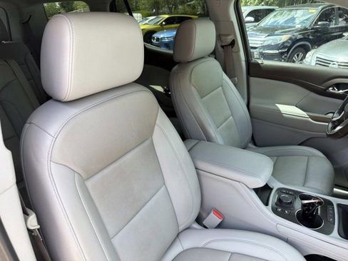 Used 2022 GMC Acadia SLT w/ Technology Package FWD image 17
