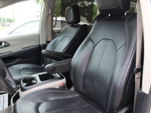 Used 2022 Chrysler Pacifica Touring-L FWD image 22