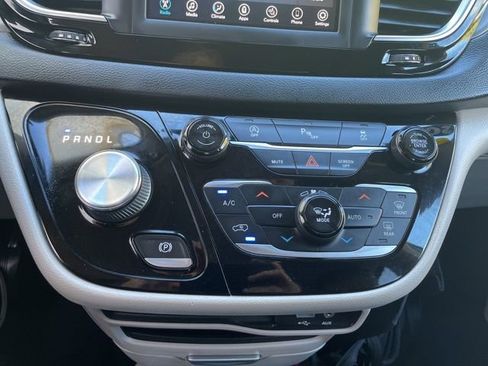Used 2020 Chrysler Pacifica Touring-L image 21