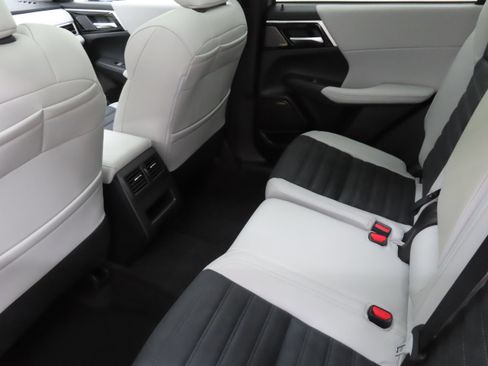 New 2026 Mitsubishi Outlander SE FWD image 19