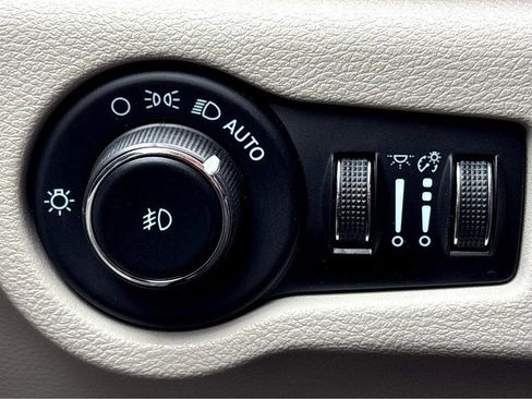 Used 2023 Chrysler Pacifica Touring-L FWD image 14