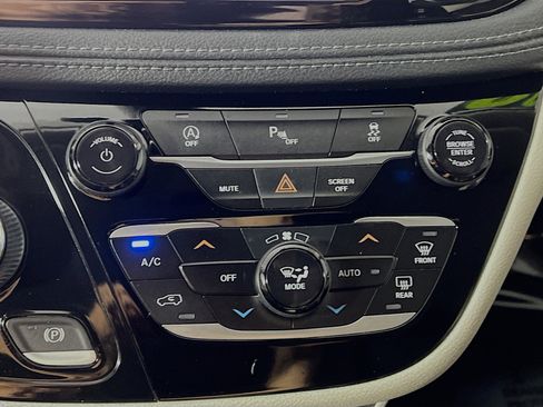 Used 2020 Chrysler Pacifica Limited FWD image 24