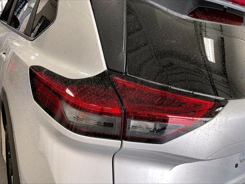 Used 2025 Nissan Rogue SV AWD/4WD image 33