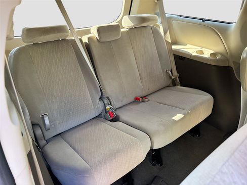 Used 2020 Toyota Sienna LE FWD image 26