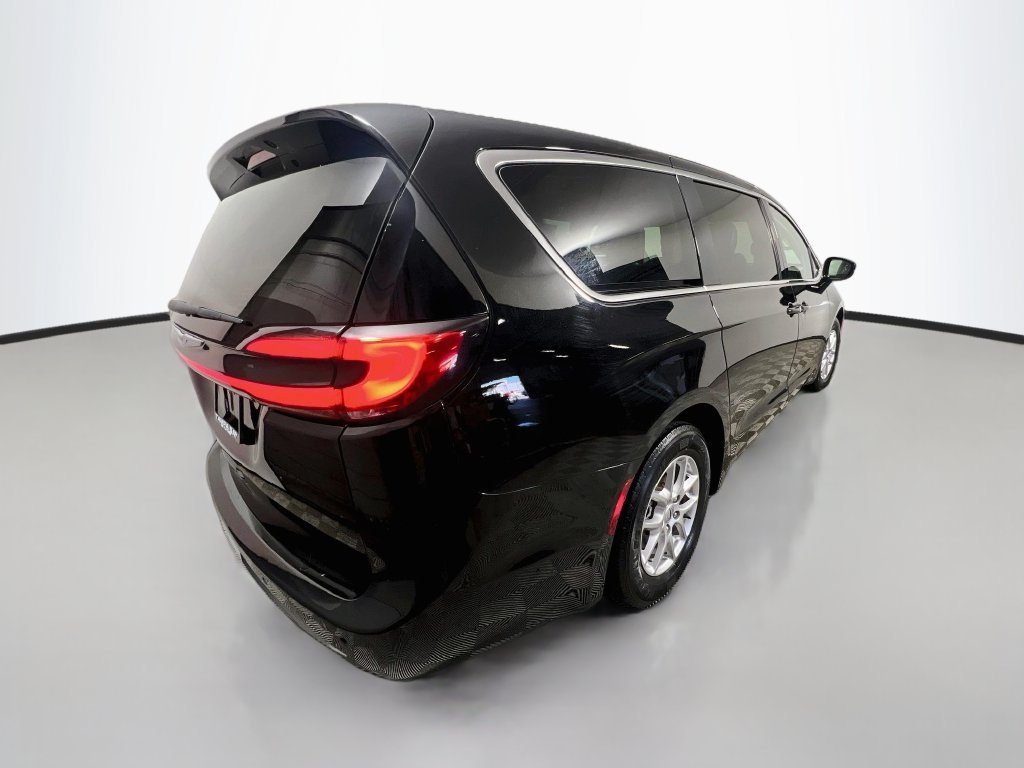 Used 2024 Chrysler Pacifica Touring-L FWD image 3