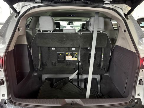 Used 2022 Toyota Sienna Limited image 18