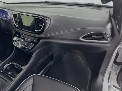 Used 2025 Chrysler Pacifica Limited image 31