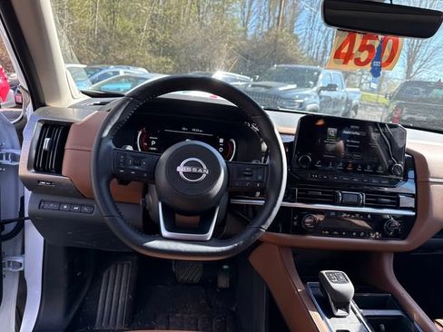 Used 2025 Nissan Pathfinder Platinum w/ Black Appearance Package AWD/4WD image 49