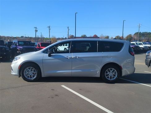New 2026 Chrysler Pacifica Select image 10