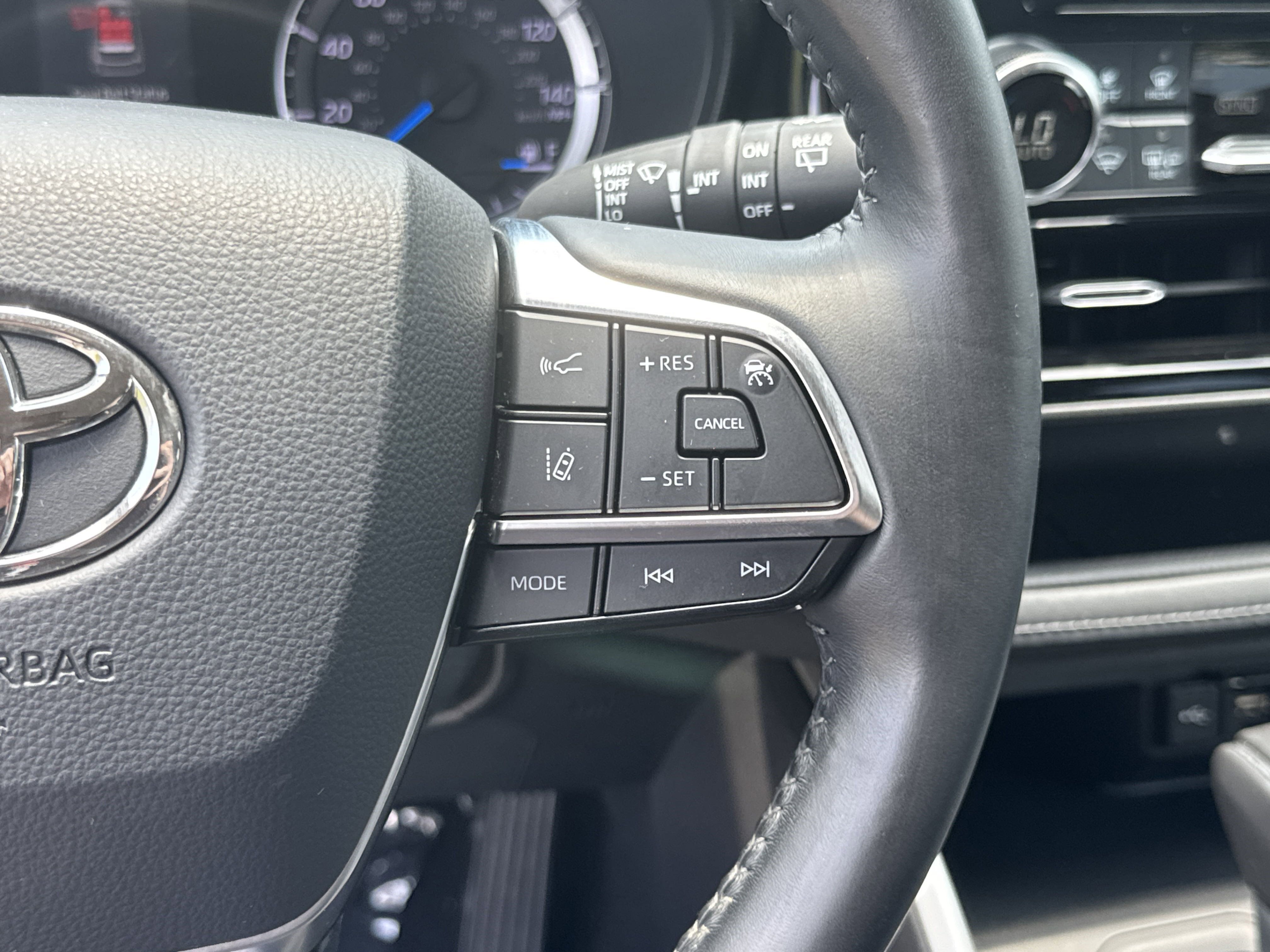 Used 2020 Toyota Highlander LE FWD image 28
