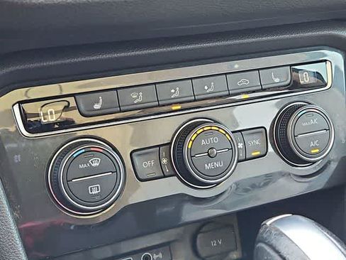 Used 2018 Volkswagen Tiguan SEL FWD image 25