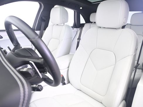 Certified 2023 Porsche Macan AWD/4WD image 30