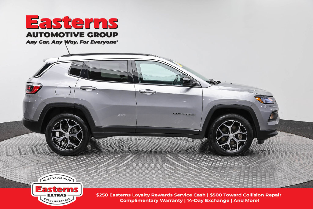 Used 2024 Jeep Compass Latitude AWD/4WD image 5