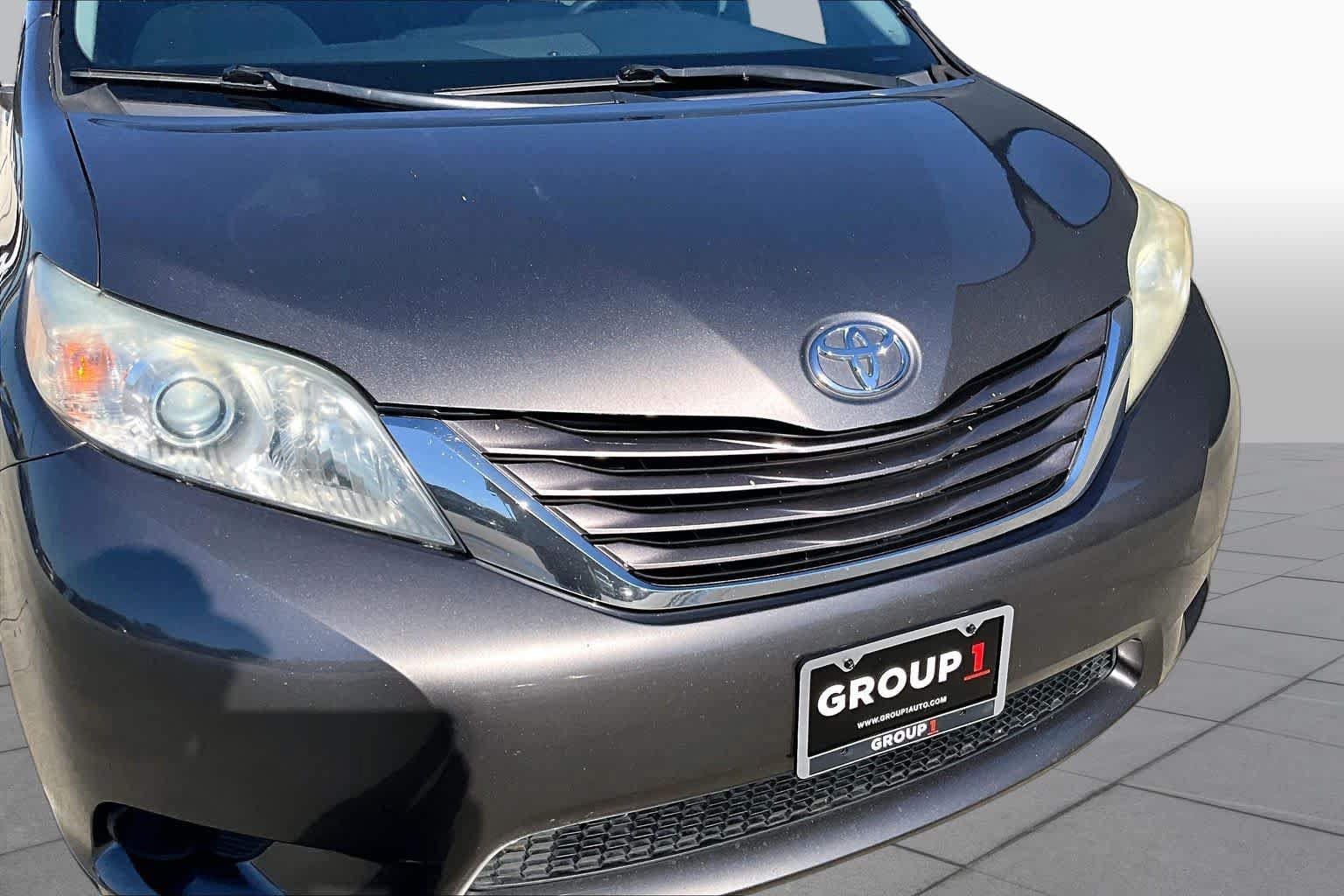 Used 2017 Toyota Sienna LE w/ Protection Package FWD image 25