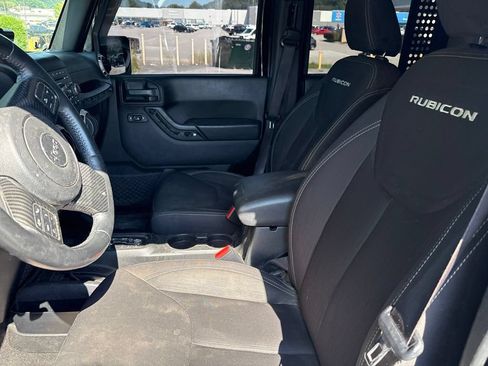 Used 2017 Jeep Wrangler Unlimited Rubicon w/ Connectivity Group AWD/4WD image 12