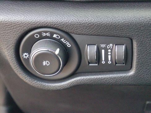 Used 2020 Chrysler Pacifica Limited FWD image 18