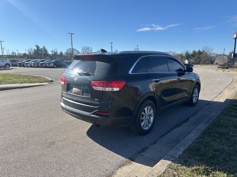 Used 2017 Kia Sorento LX w/ LX Convenience Package image 5