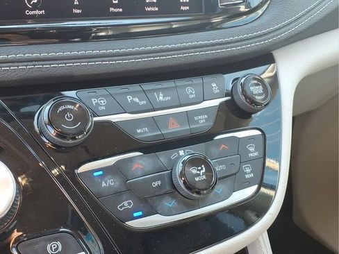 Used 2024 Chrysler Pacifica Limited FWD image 10
