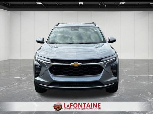 Used 2025 Chevrolet Trax LT w/ LT Convenience Package FWD image 8