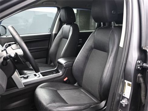 Used 2017 Land Rover Discovery Sport SE image 5