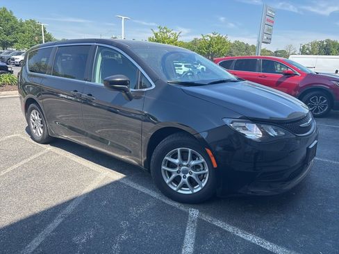 Used 2023 Chrysler Voyager LX image 1