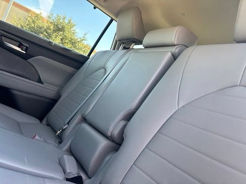 Used 2022 Toyota Highlander XLE AWD/4WD image 7