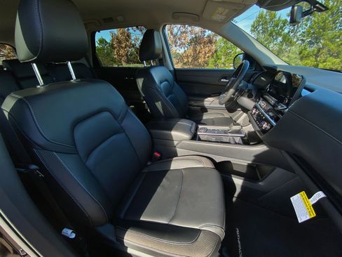 Used 2025 Nissan Pathfinder SL image 13