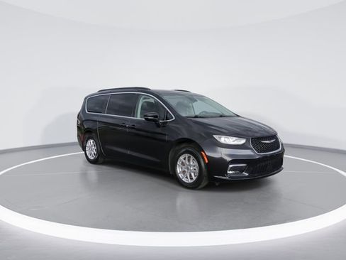 Used 2022 Chrysler Pacifica Touring-L image 2