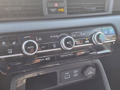 Used 2025 Honda Pilot Black Edition image 17
