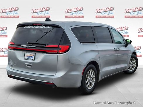 Used 2024 Chrysler Pacifica Touring-L image 6