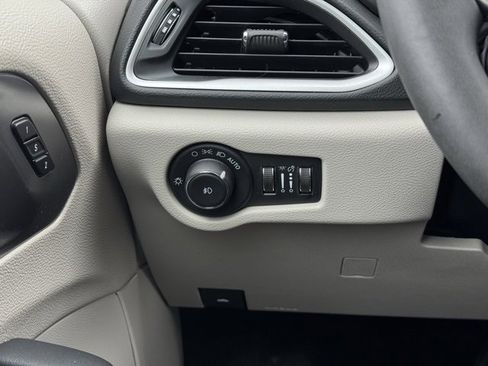 Used 2024 Chrysler Pacifica Touring-L image 32