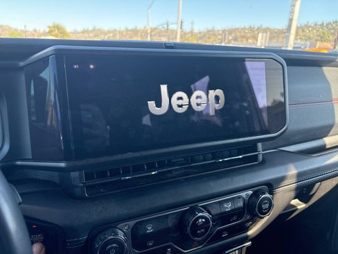Used 2024 Jeep Wrangler Unlimited Rubicon AWD/4WD image 30