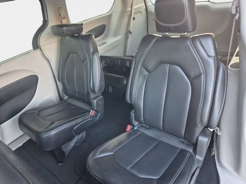 Used 2024 Chrysler Pacifica Touring-L image 19