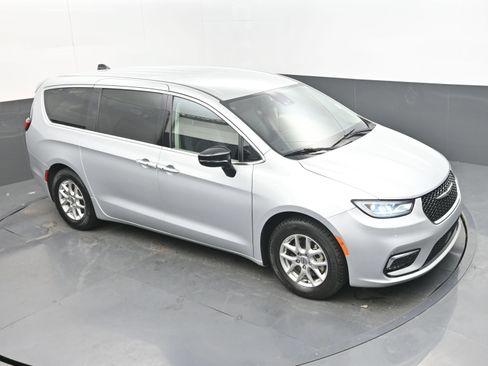 Used 2024 Chrysler Pacifica Touring-L FWD image 28