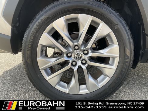 Used 2021 Toyota RAV4 XLE Premium image 32