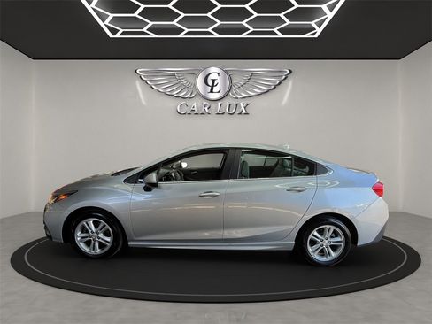 Used 2018 Chevrolet Cruze LT w/ Convenience Package image 3