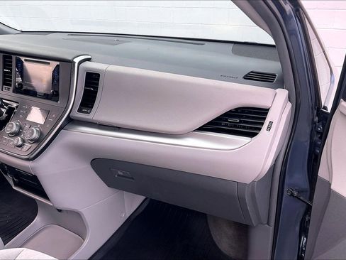 Used 2017 Toyota Sienna LE image 21