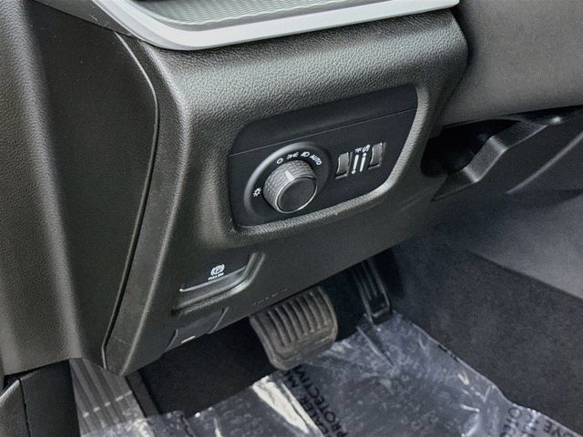 Used 2024 Jeep Grand Cherokee Laredo X w/ Luxury Tech Group I AWD/4WD image 10