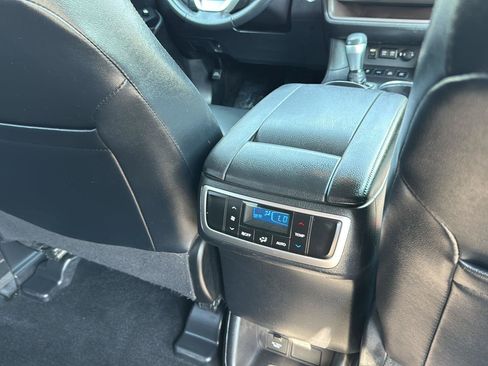 Used 2018 Toyota Highlander XLE AWD/4WD image 22