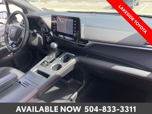 Used 2021 Toyota Sienna XSE FWD image 15